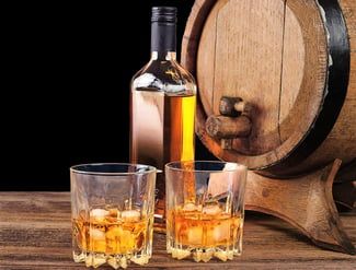 Bourbon-Whiskey-and-oak-barrel_web